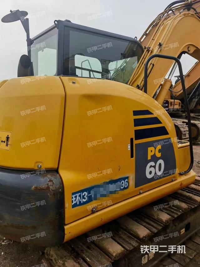 液压泵舱室正面整体（整机外观）