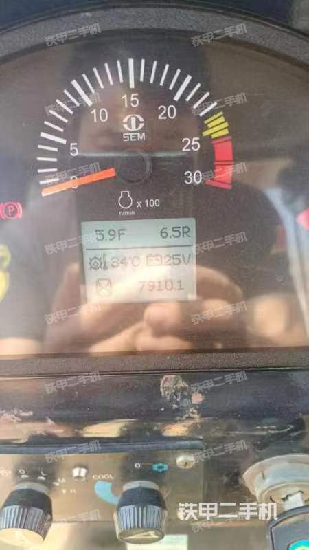 驾驶室操作台（设备外观及核心部件）