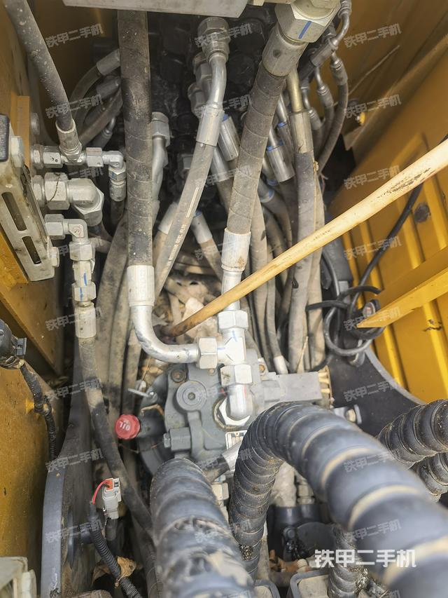 回转马达和主控阀（整机外观）