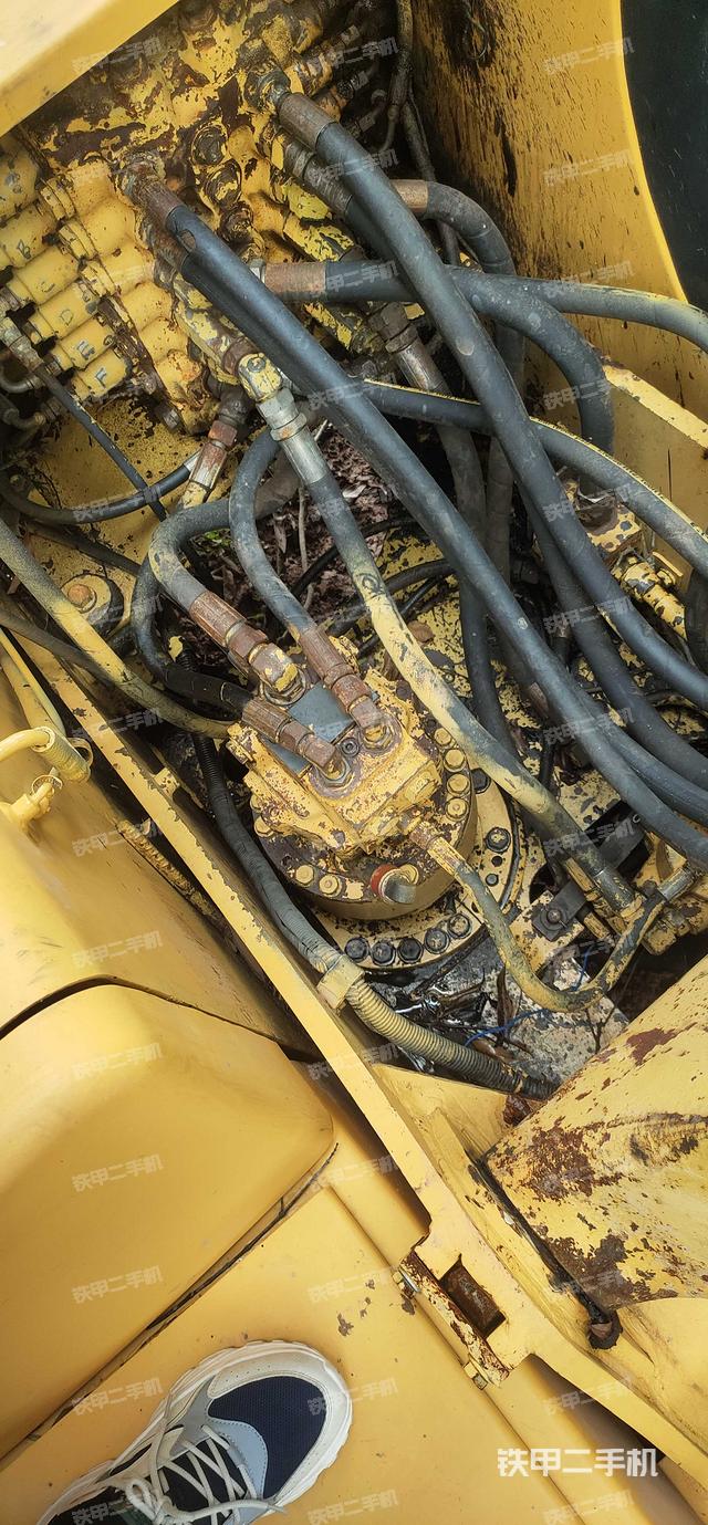 液压泵舱室正面整体（整机外观）