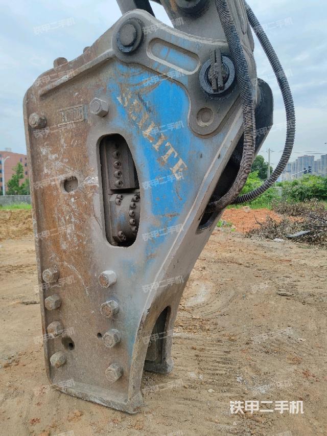 鏟斗右后整體(工作和回轉(zhuǎn)裝置) 鏟斗右后整體(工作和回轉(zhuǎn)裝置)