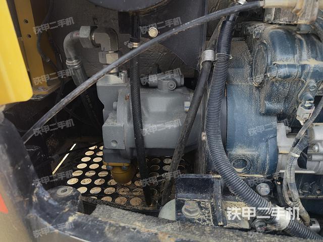 液压泵舱室正面整体（整机外观）