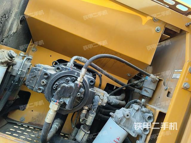 液压泵舱室正面整体（整机外观）