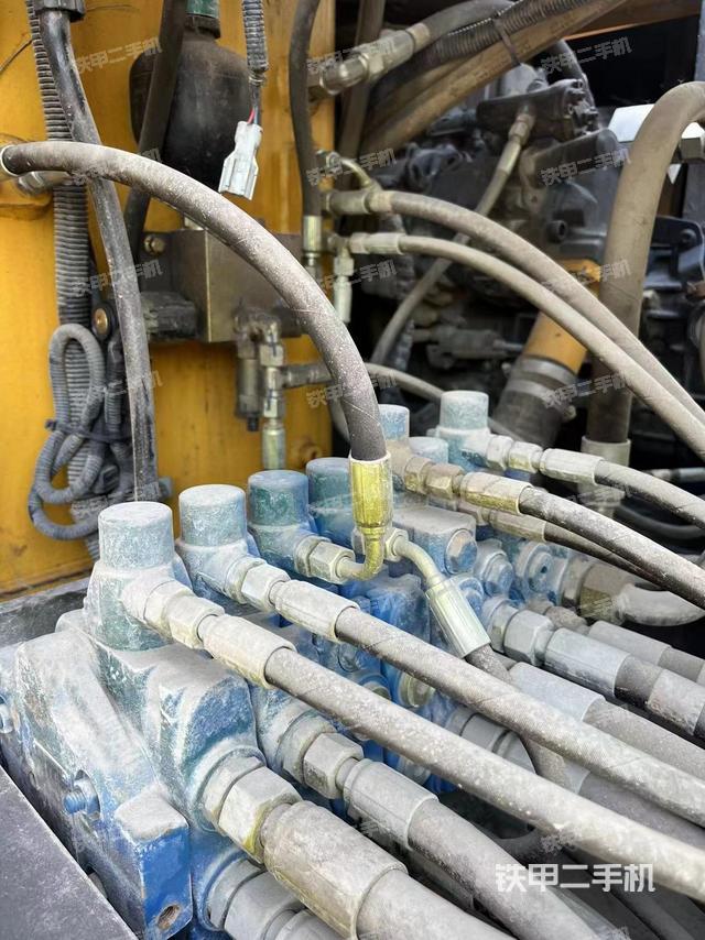 回转马达和主控阀（整机外观）