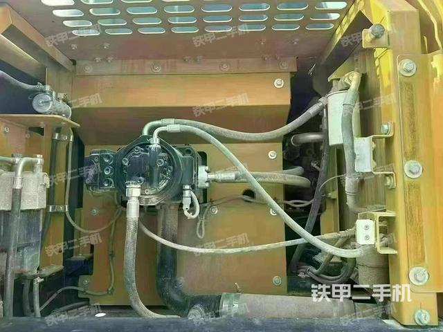 液压泵舱室正面整体（整机外观）