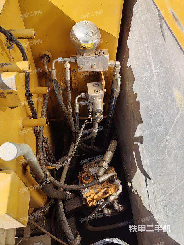 回转马达和主控阀（整机外观）