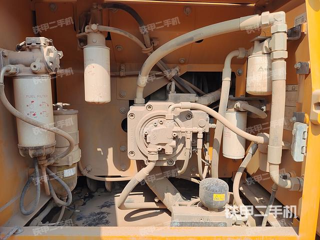 液压泵舱室正面整体（整机外观）