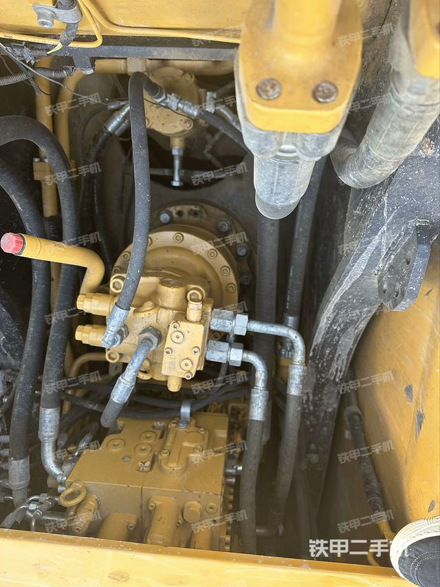 回转马达和主控阀（整机外观）