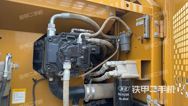 液压泵舱室正面整体（整机外观）