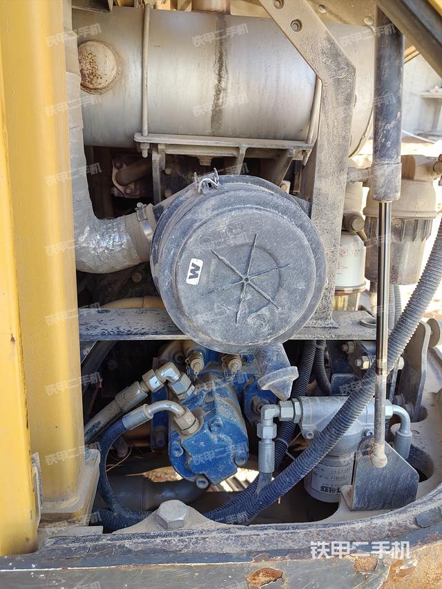 液压泵舱室正面整体（整机外观）