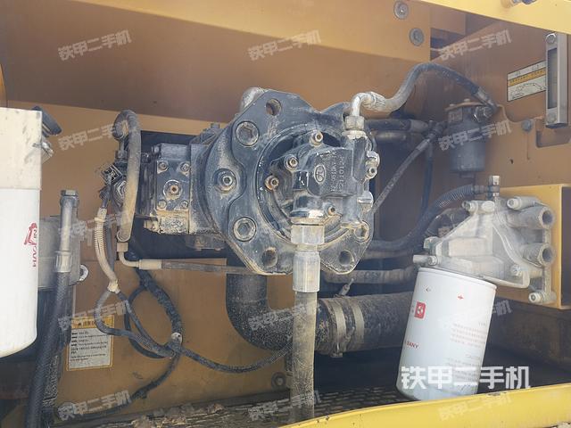 液压泵舱室正面整体（整机外观）