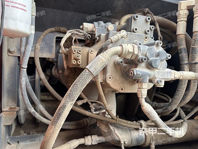 液压泵舱室正面整体（整机外观）