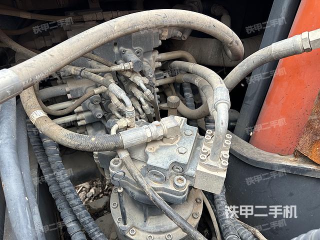 回转马达和主控阀（整机外观）