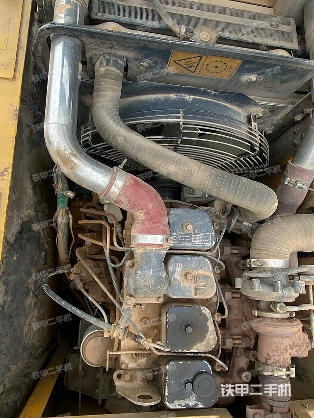 液压泵舱室正面整体（整机外观）