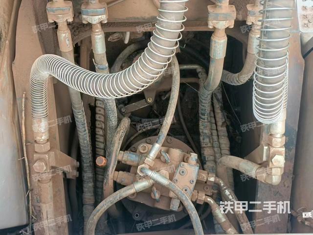 回转马达和主控阀（整机外观）