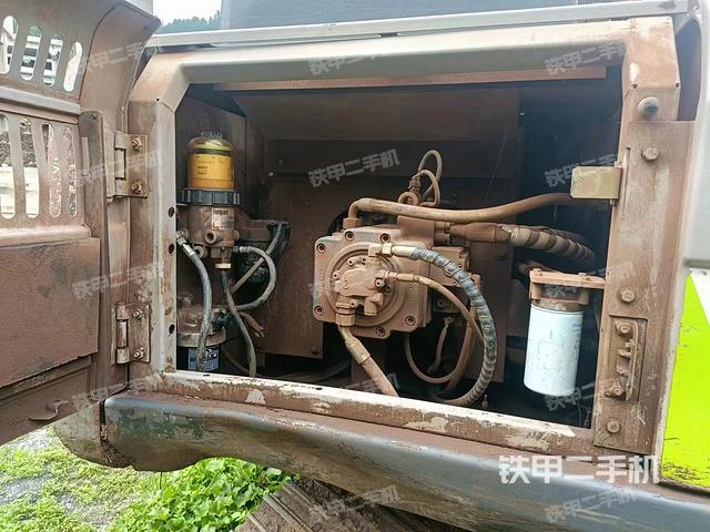 液压泵舱室正面整体（整机外观）