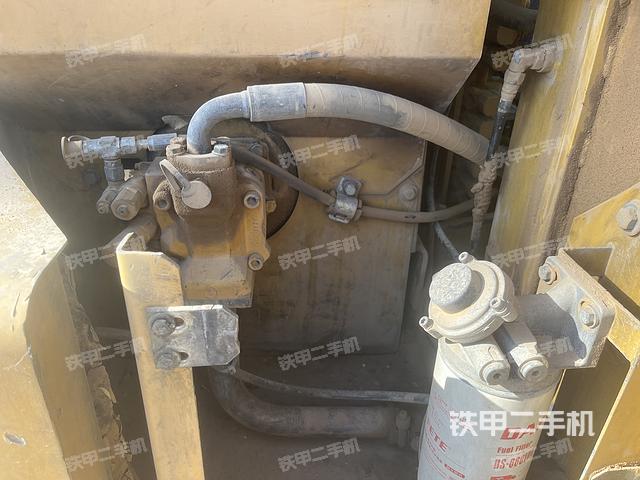 液压泵舱室正面整体（整机外观）