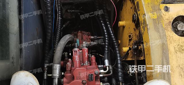 回转马达和主控阀（整机外观）