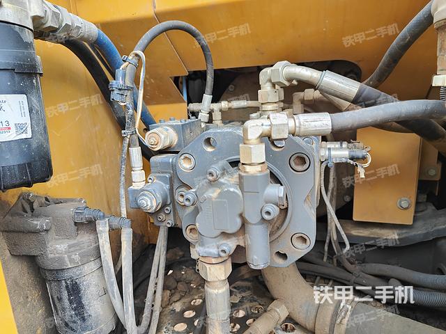 液压泵舱室正面整体（整机外观）