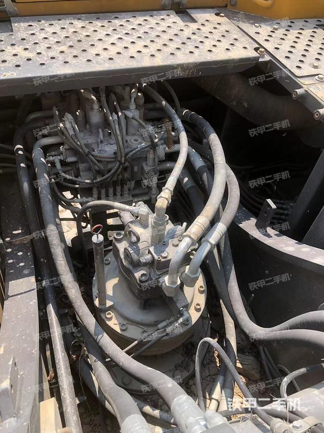 回转马达和主控阀（整机外观）