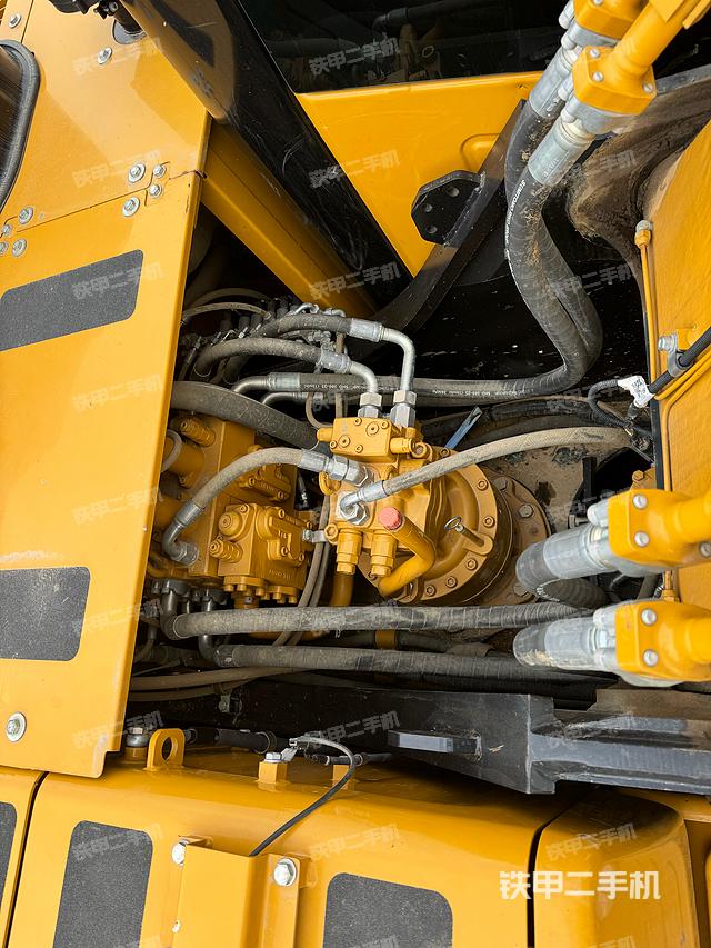 回转马达和主控阀（整机外观）