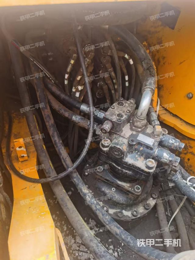 回转马达和主控阀（整机外观）