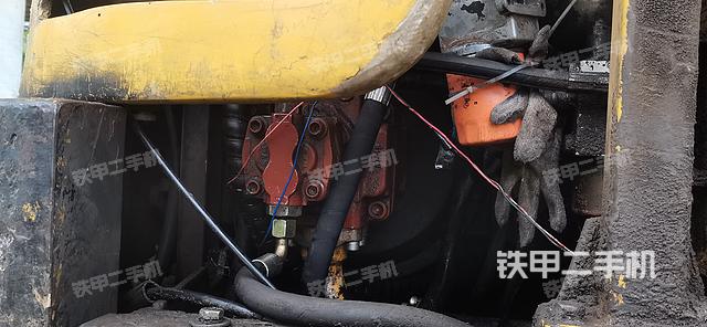 液压泵舱室正面整体（整机外观）