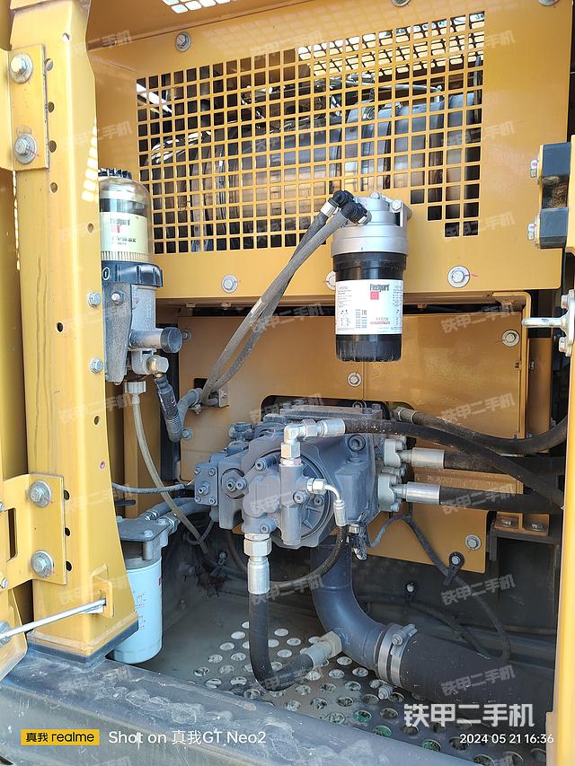 液压泵舱室正面整体（整机外观）