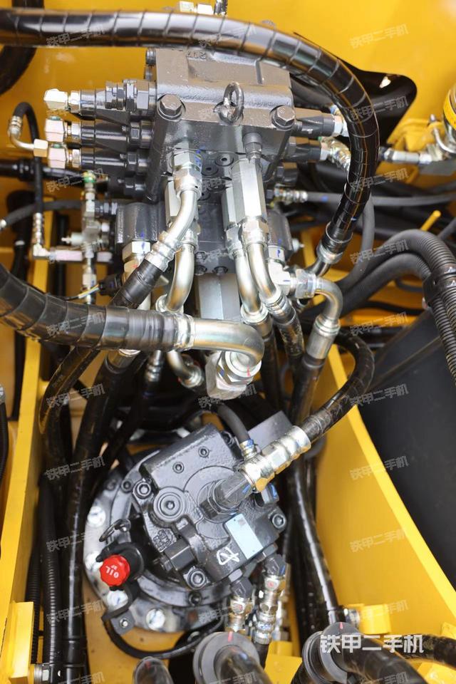 回转马达和主控阀（整机外观）