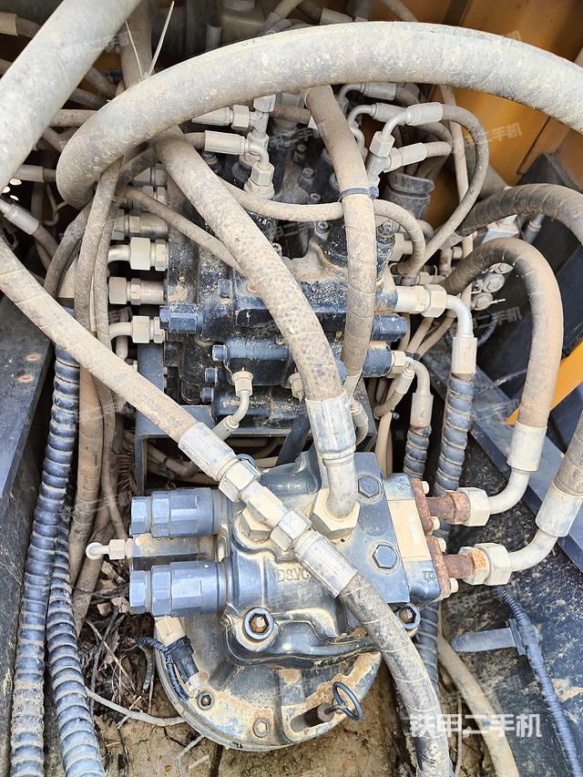 回转马达和主控阀（整机外观）