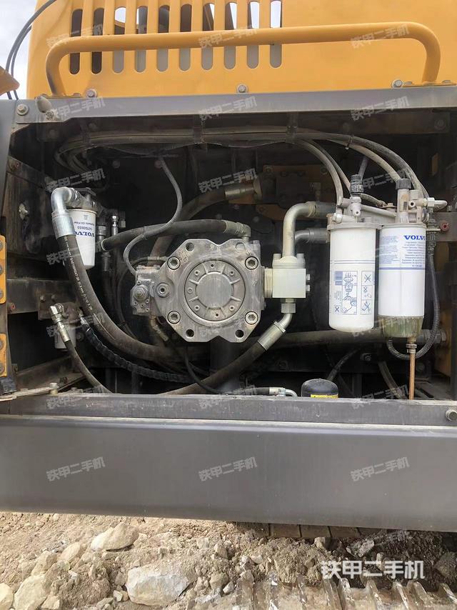 液压泵舱室正面整体（整机外观）