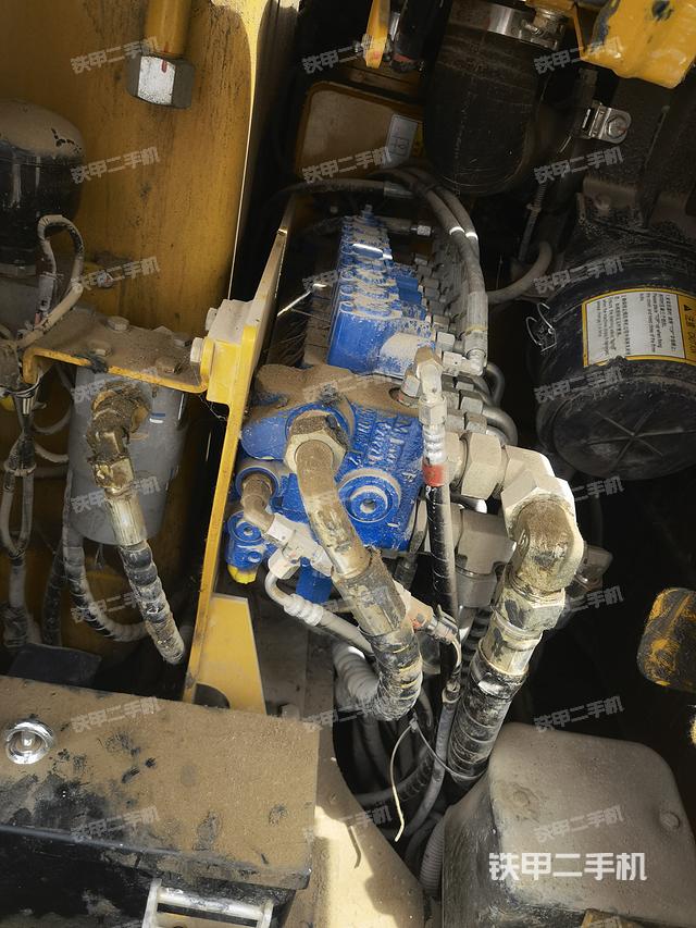 回转马达和主控阀（整机外观）