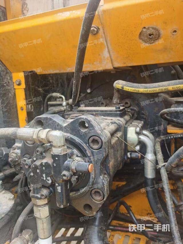 液压泵舱室正面整体（整机外观）