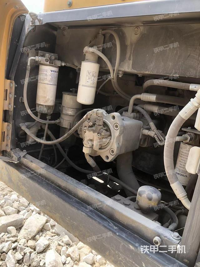 液压泵舱室正面整体（整机外观）