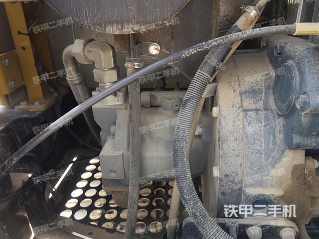 液压泵舱室正面整体（整机外观）