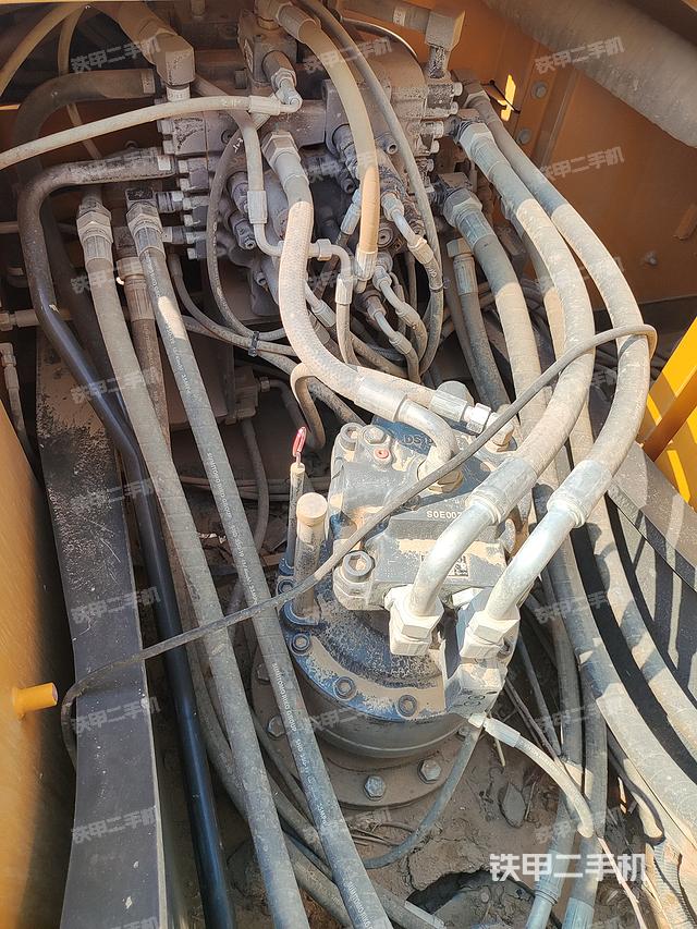 回转马达和主控阀（整机外观）