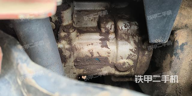 液压泵舱室正面整体（整机外观）