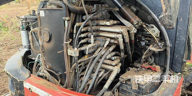 回转马达和主控阀（整机外观）