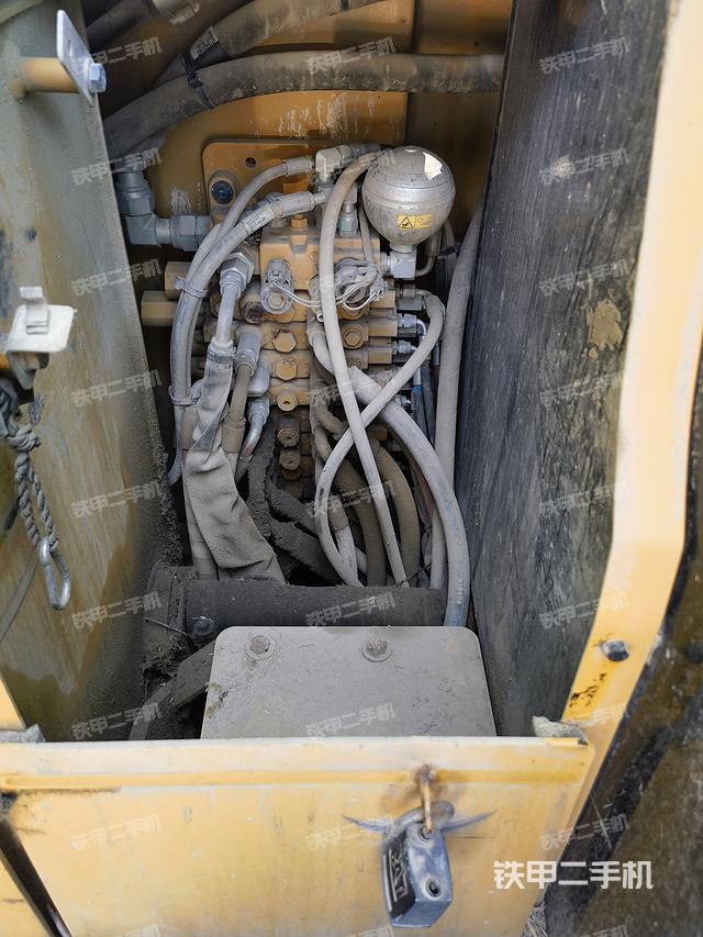 液压泵舱室正面整体（整机外观）