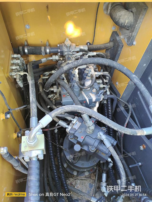 回转马达和主控阀（整机外观）