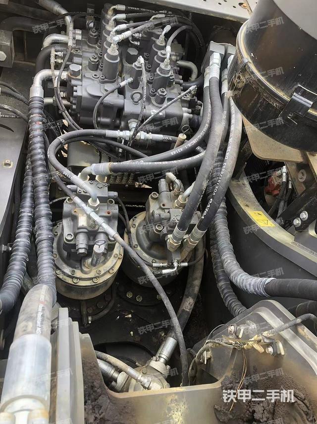 回转马达和主控阀（整机外观）