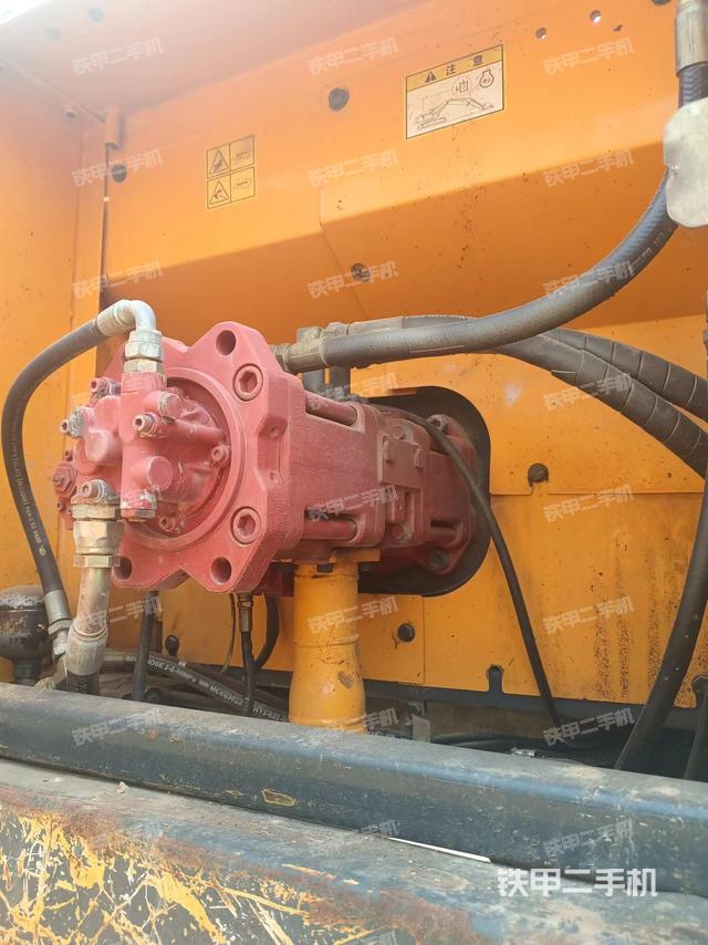 液压泵舱室正面整体（整机外观）