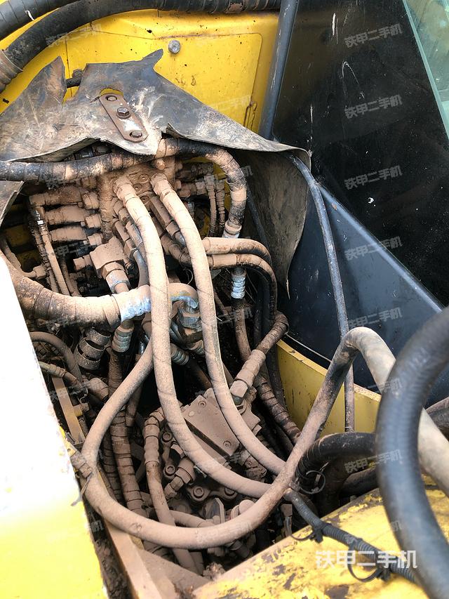 回转马达和主控阀（整机外观）