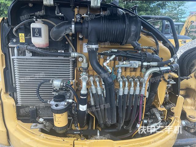 液压泵舱室正面整体（整机外观）