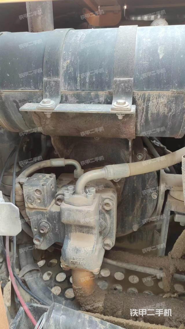 液压泵舱室正面整体（整机外观）