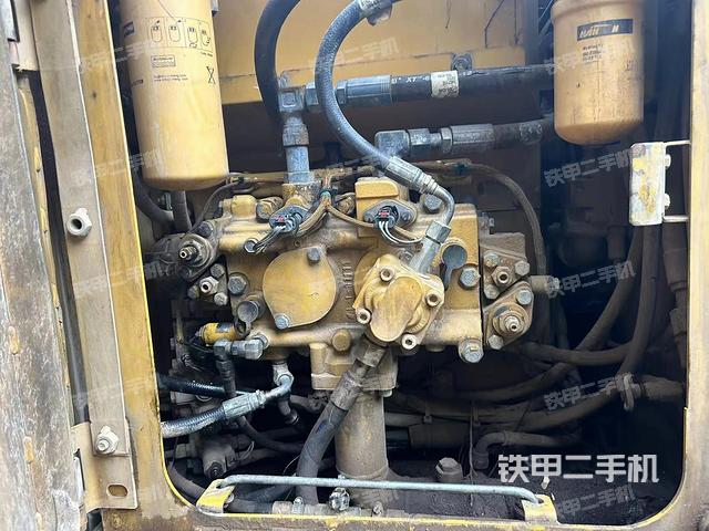 液压泵舱室正面整体（整机外观）