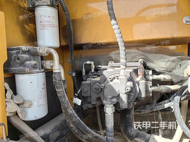 液压泵舱室正面整体（整机外观）