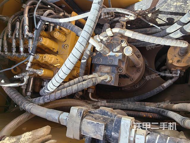 回转马达和主控阀（整机外观）