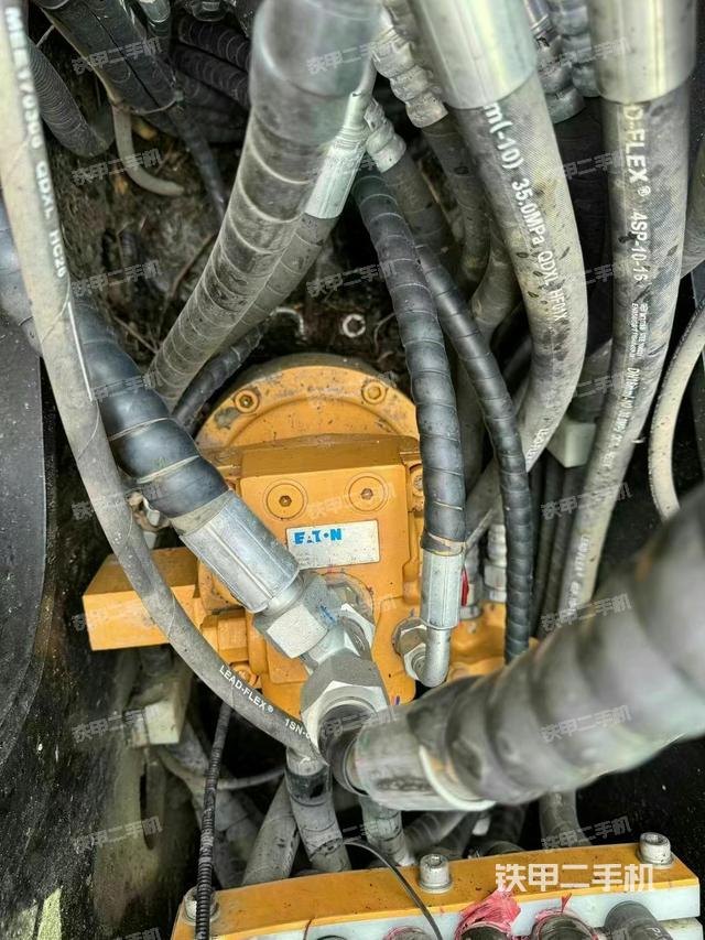 回转马达和主控阀（整机外观）