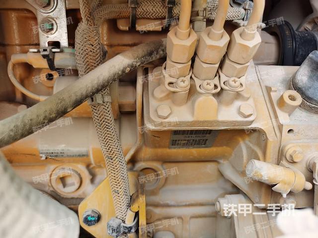 液压泵舱室正面整体（整机外观）